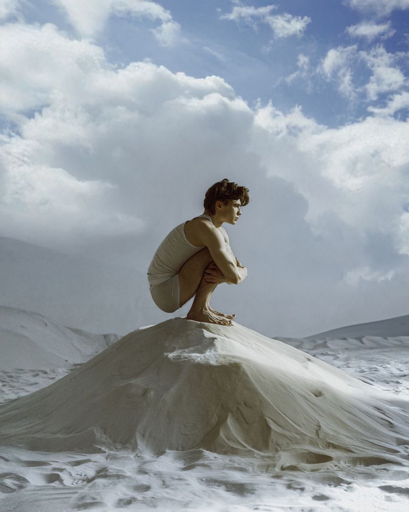 Сидя на красивом холме.