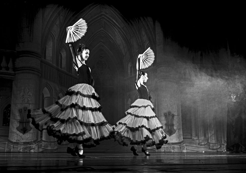 Танцующие девушки.