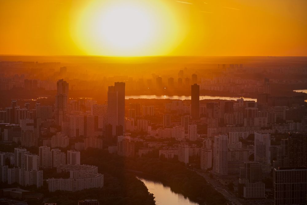 Вид с Москва-Сити: закат над бетоном и стеклом
