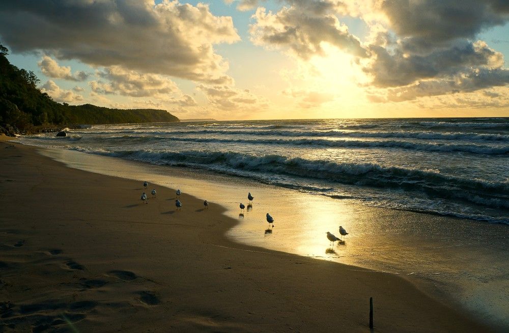 Закат на морском берегу.....