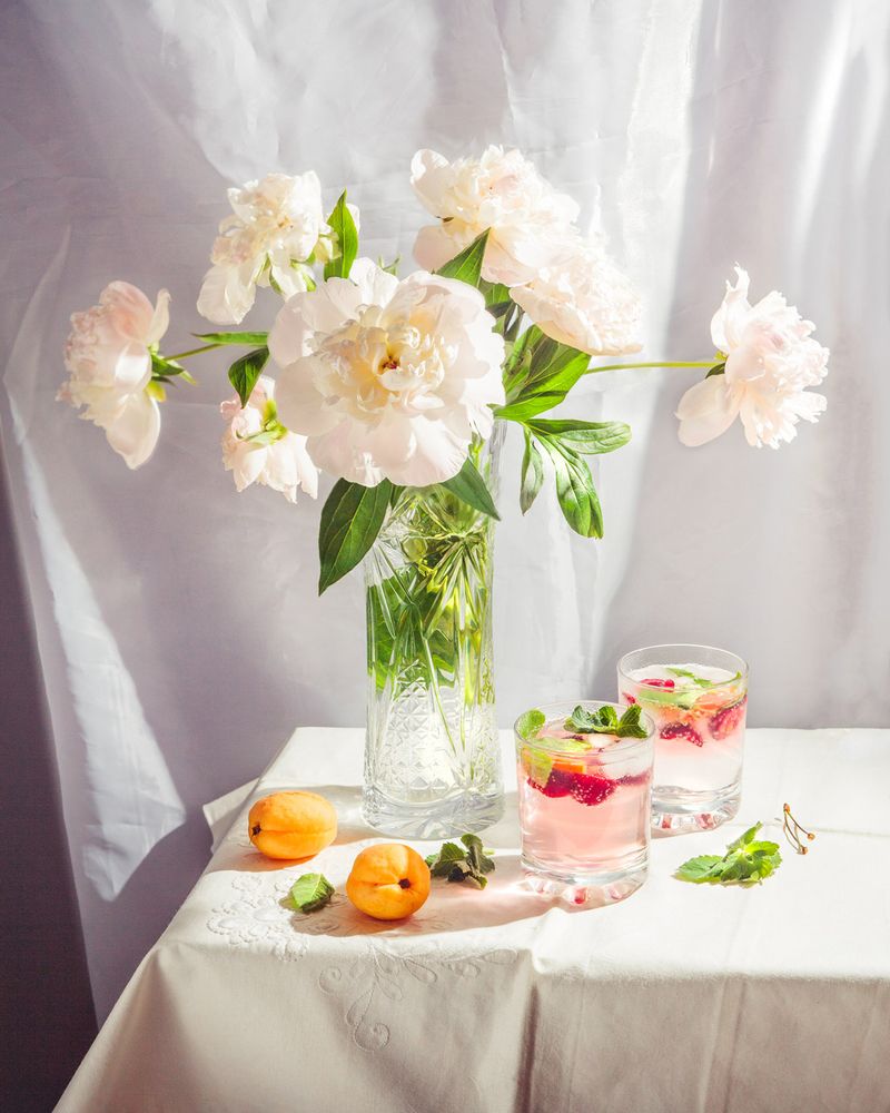 Натюрморт с пионами, летний коктейль