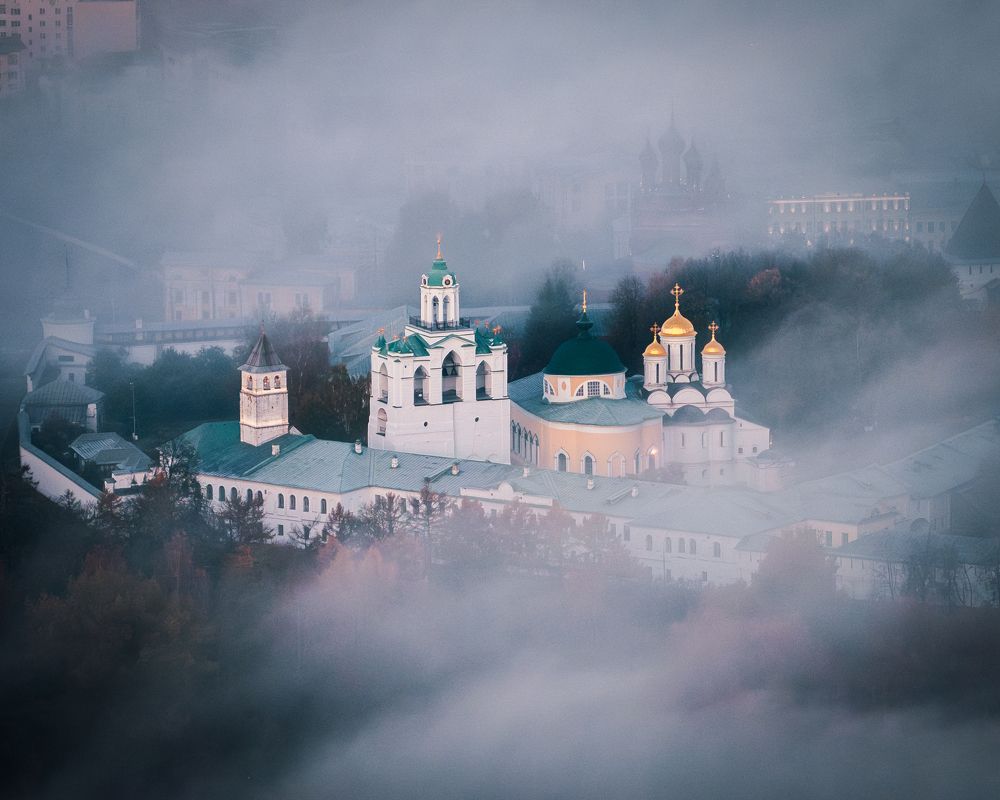 Туманное утро в старином Ярославле