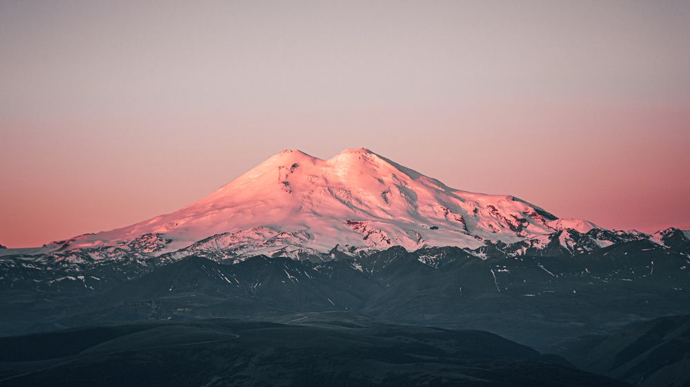 Розовый Эльбрус и не облачка