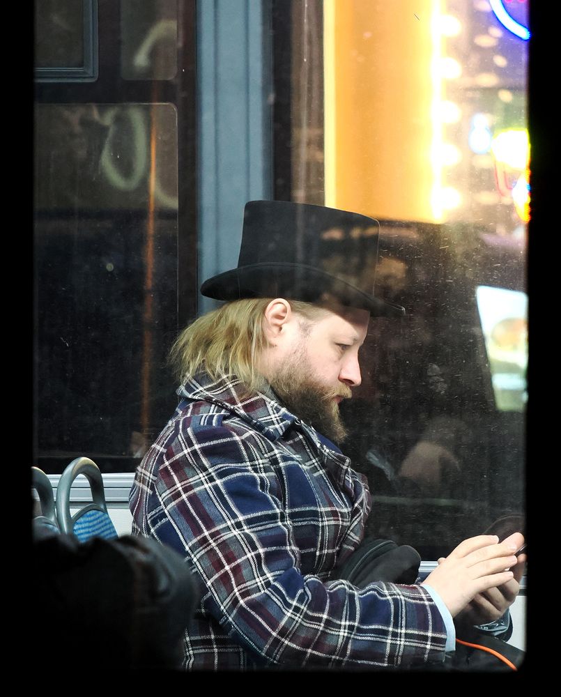 Люди в окнах общественного транспорта