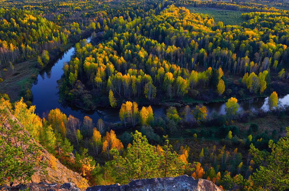 Вечер над осенней рекой.