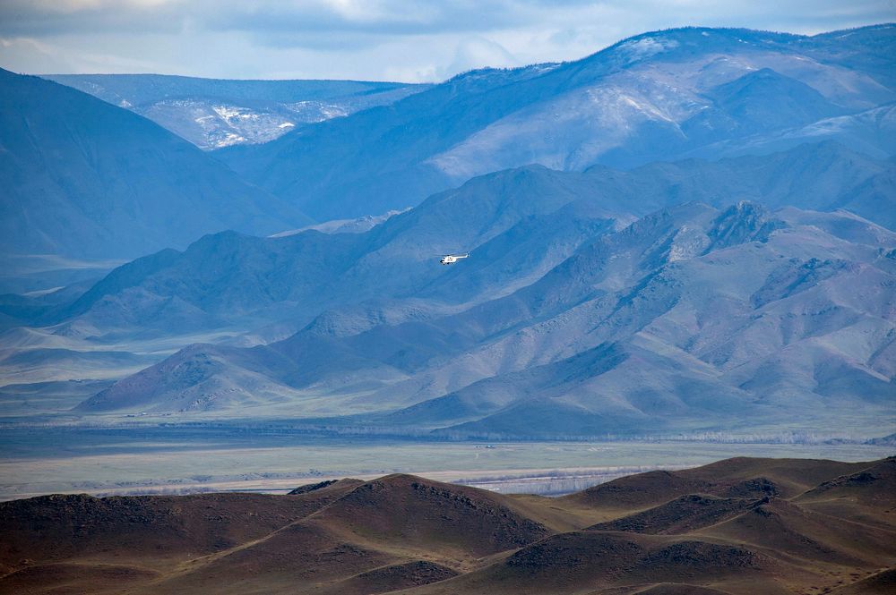 Одинокий вертолёт в горах