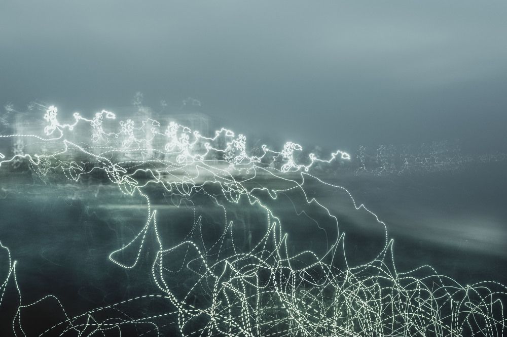 Морские волны, разбивающиеся о берег.