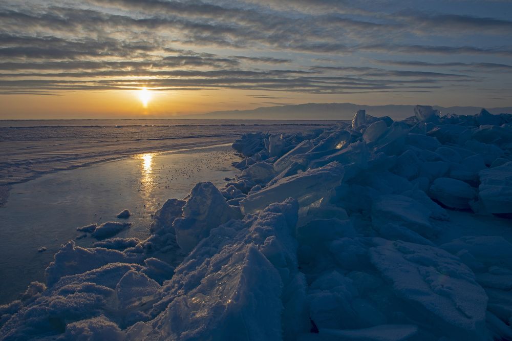 Уходит день.