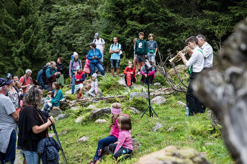 Ночь у водопада.