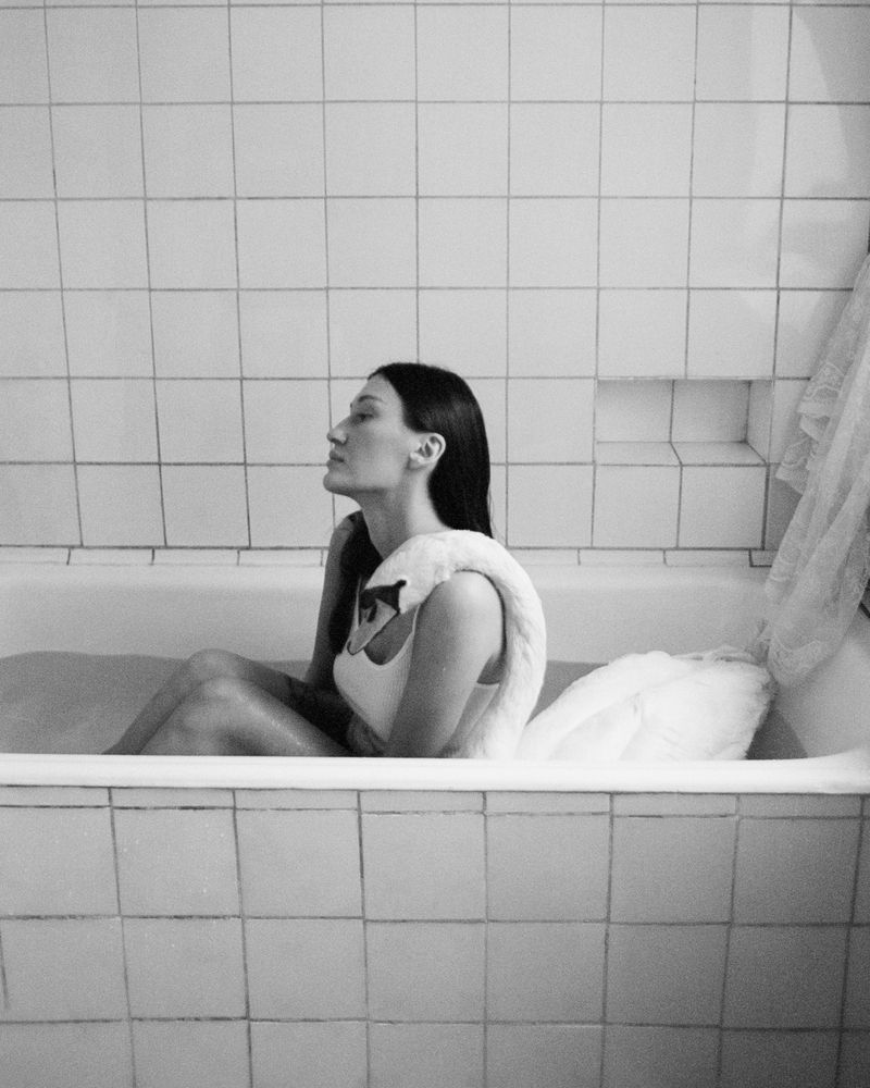 Девушка и лебедь