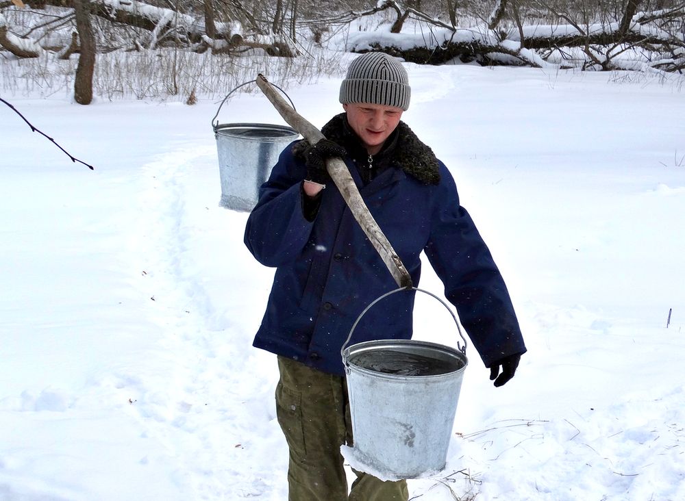 Мужчина с коромыслом