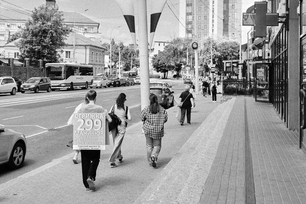 Контрасты одного перекрестка