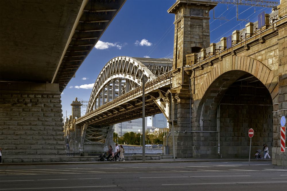 Краснолужский  арочный железнодорожный мост (мост Николая II) постройки 1905-1907 годов. | Krasnoluzhsky arched railway bridge (Nikolai II Bridge), built in 1905-1907.