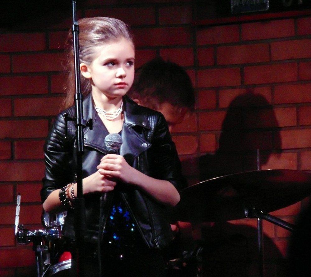 Юная рокерша
