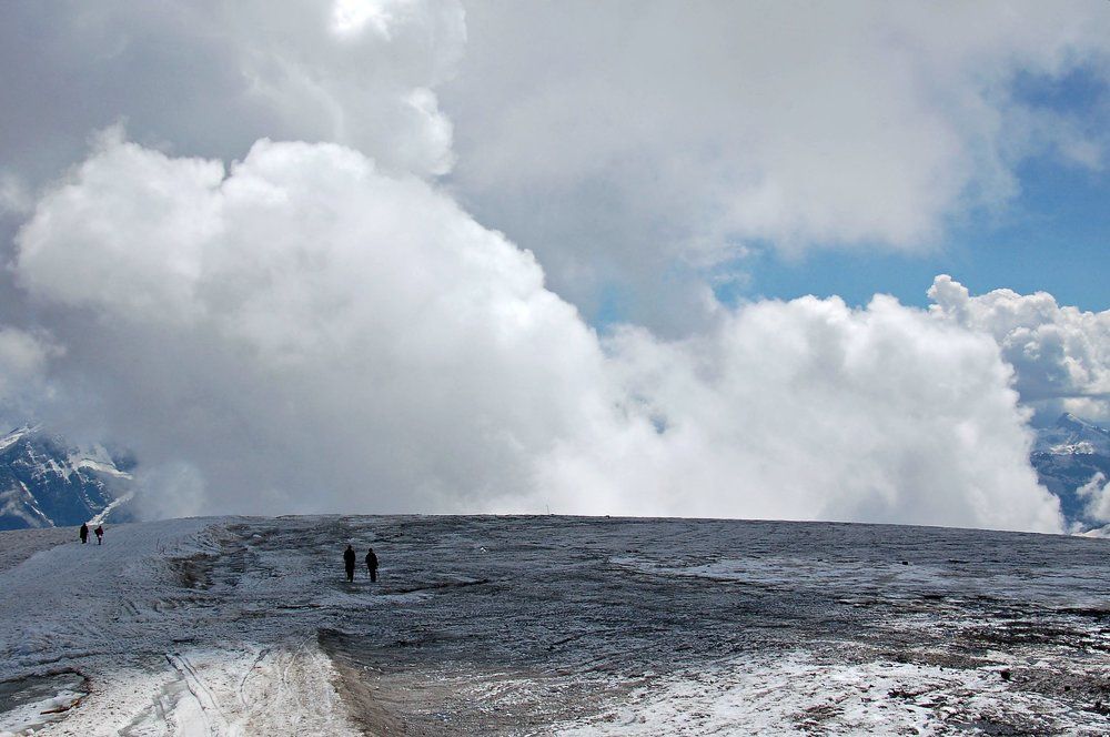 А земля все-таки круглая. Эльбрус.