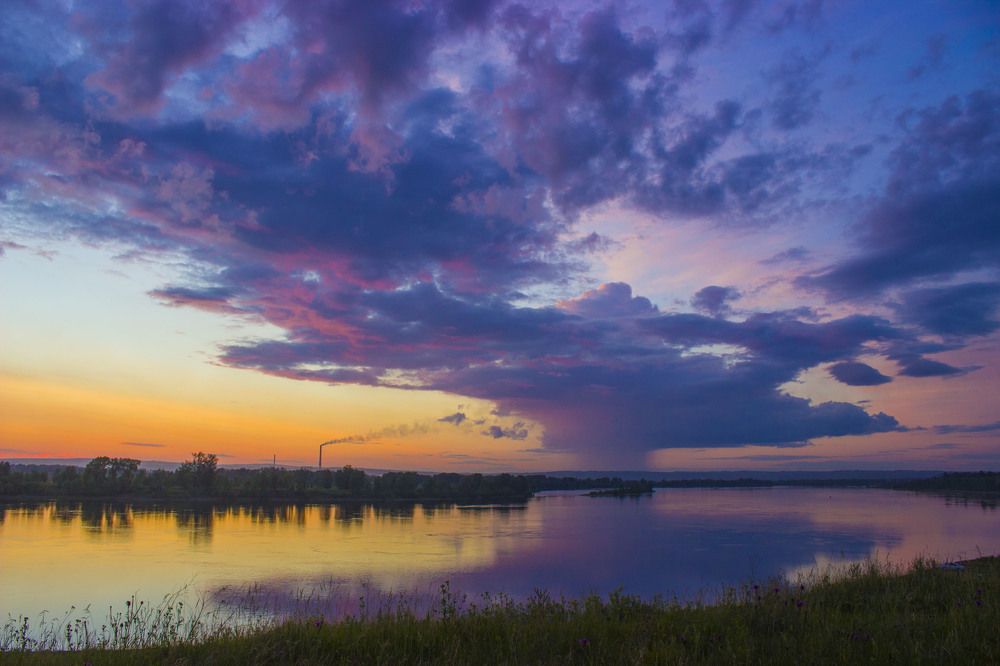 Где то там, за рекой, идет дождь
