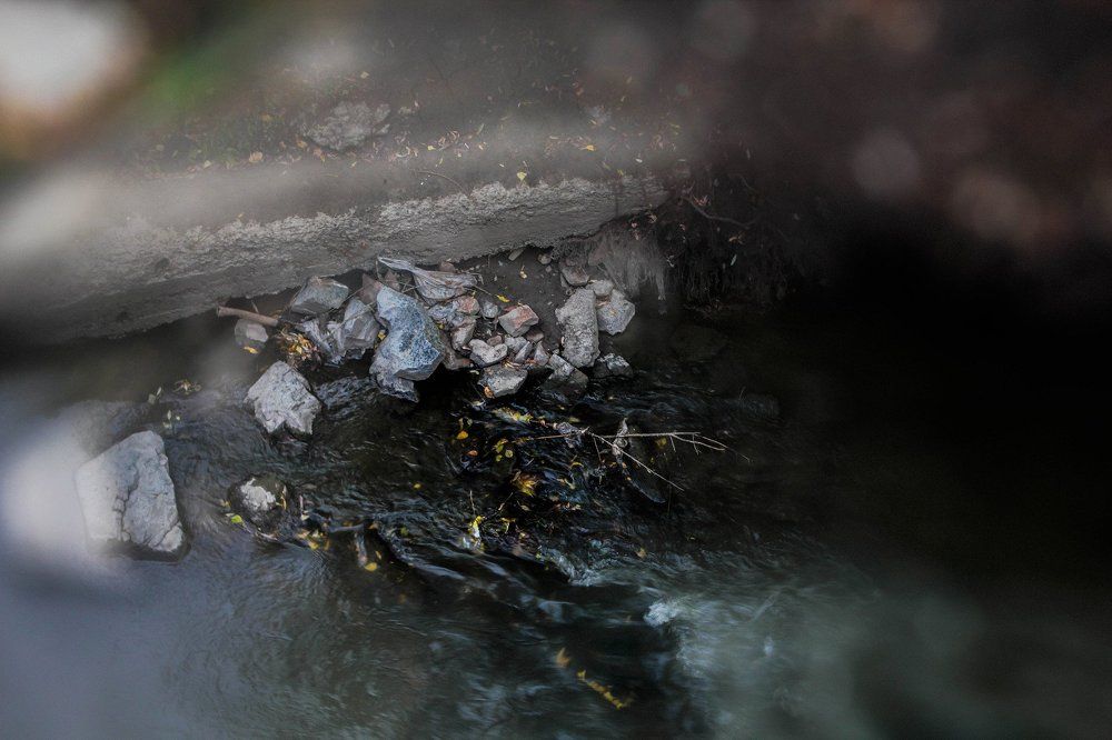 Вода сквозь камни