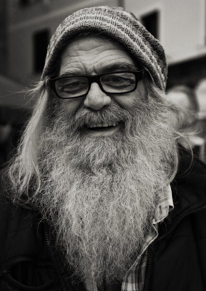 Согревает в холода не борода...