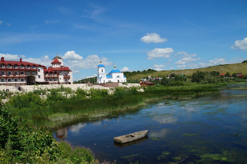 СВЯТО - БОГОРОДИЧНЫЙ КАЗАНСКИЙ МУЖСКОЙ МОНАСТЫРЬ.... ВИД С ПРИЧАЛА НА БЕРЕГУ ВОЛГИ...