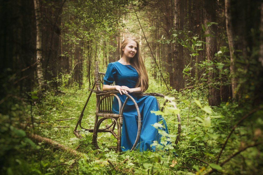 Девушка в кресле