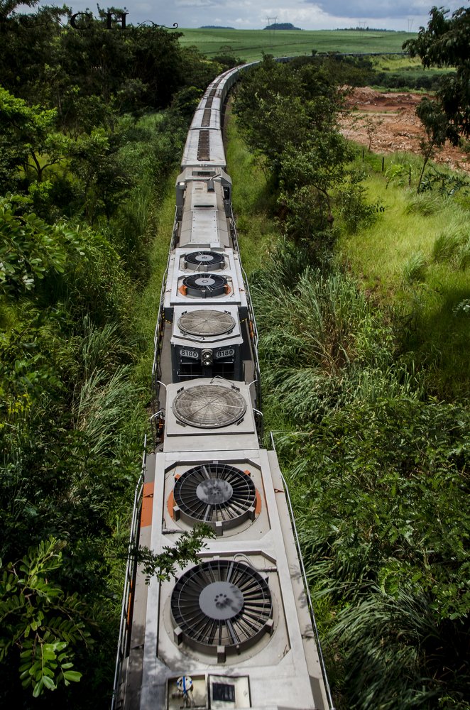 DETALHES DE UMA COMPOSIÇÃO FERROVIÁRIA