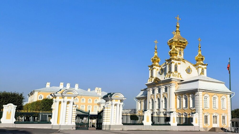 Петергофская дворцовая церковь с золотыми куполами
