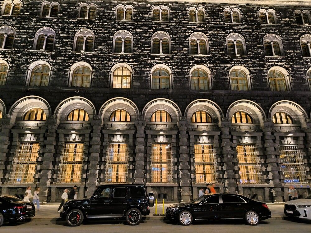 Люксовый внедорожник Mercedes-Benz у доходного дома Вавельберга в Санкт-Петербурге, вечером