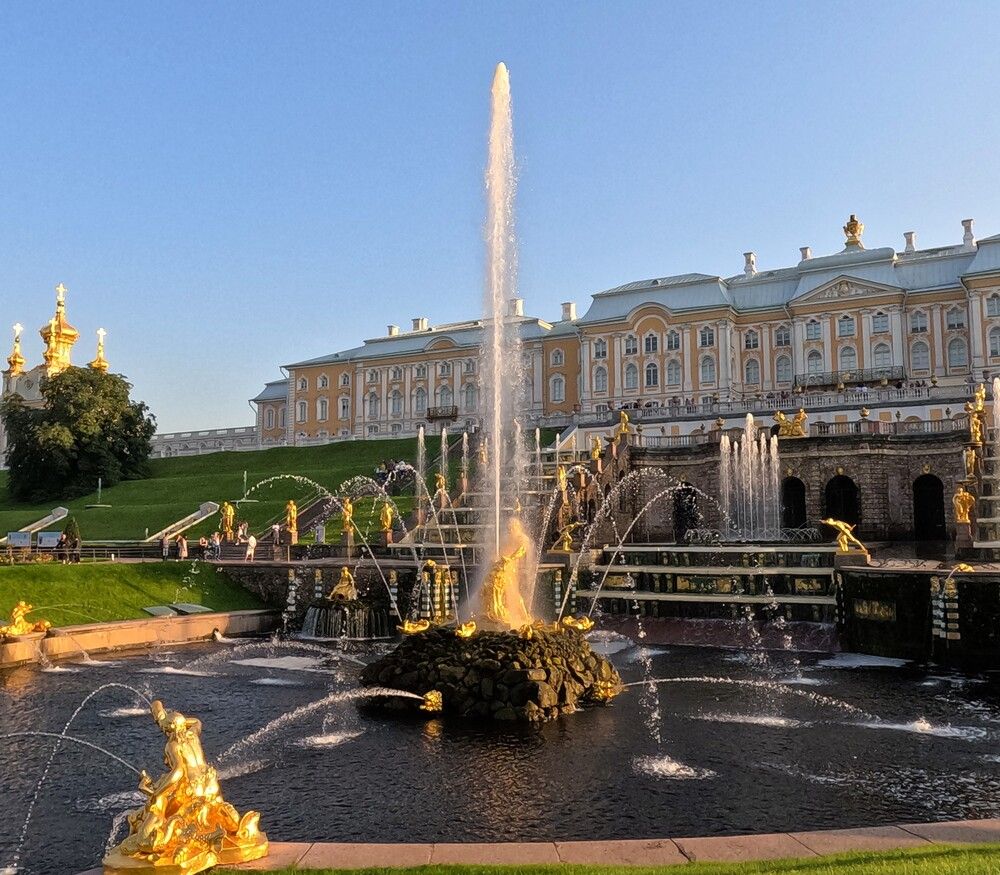 Фонтаны с золотыми скульптурами и струями воды в Петергофе