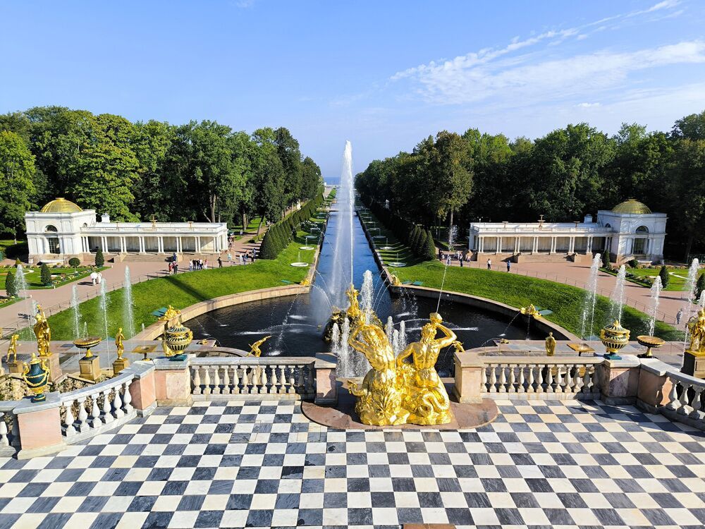 Большой каскад – самое грандиозное фонтанное сооружение петергофского ансамбля и одно из выдающихся сооружений мира