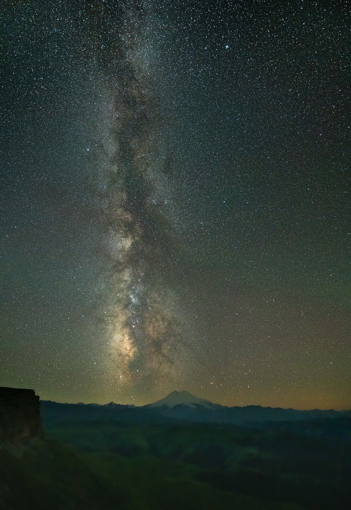 Млечный путь над Эльбрусом