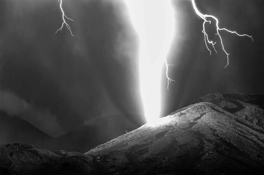 Etna and the powerful lightning