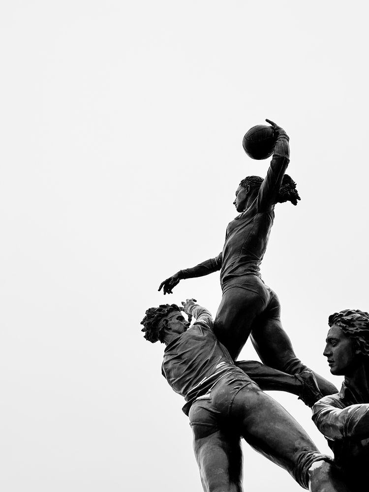 Памятник волейболисткам / Monument to volleyball players