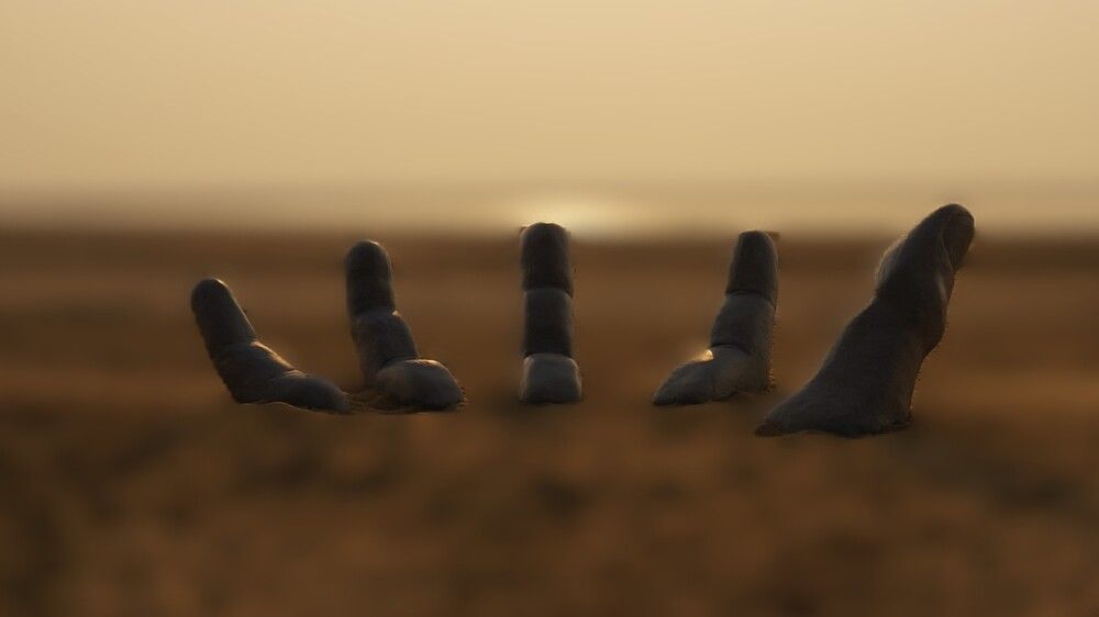 Скульптура в виде пяти пальцев, торчащих из земли