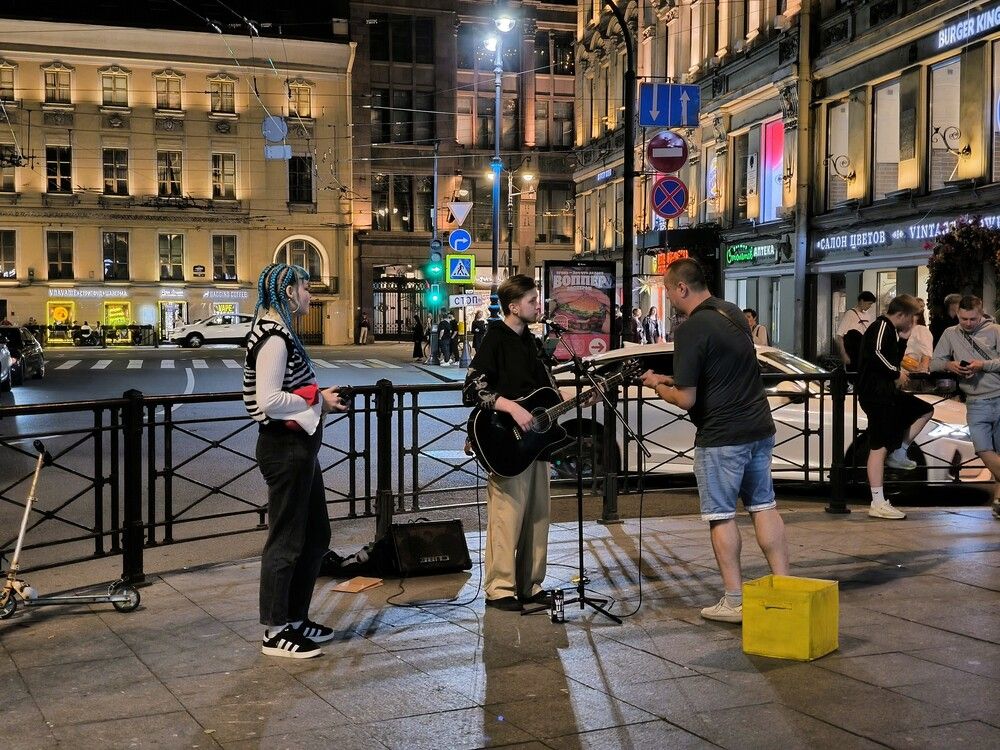 Уличные музыканты на Невском проспекте Санкт-Петербурга