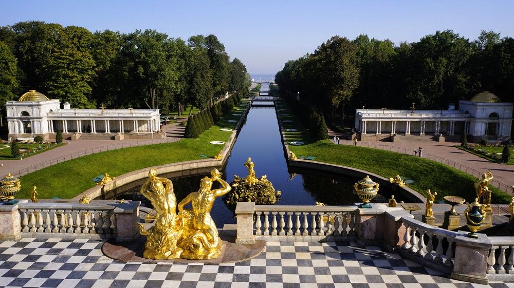 Особенное удовольствие посмотреть на Нижний парк Петергофа в преддверии торжественного запуска фонтанов