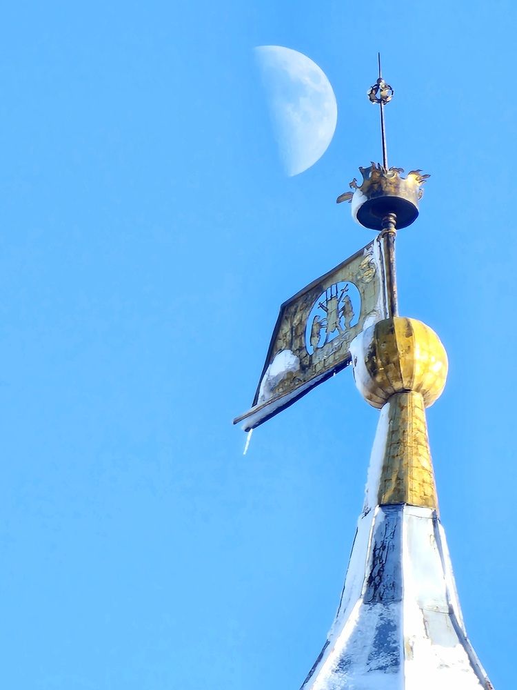 Луна над Новгородская кремлём