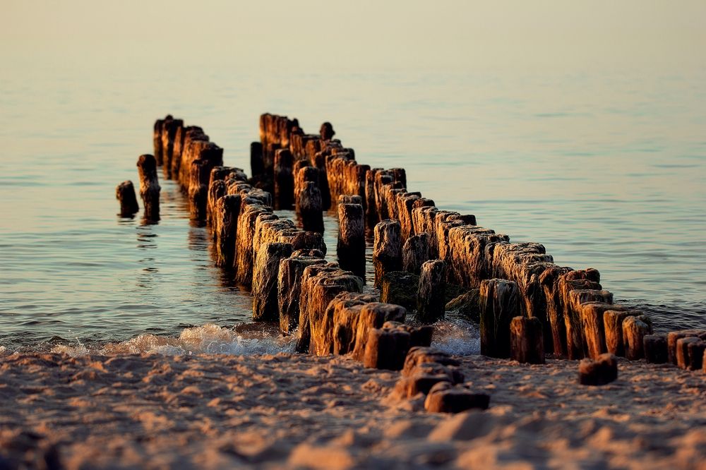 Одинокие волнорезы