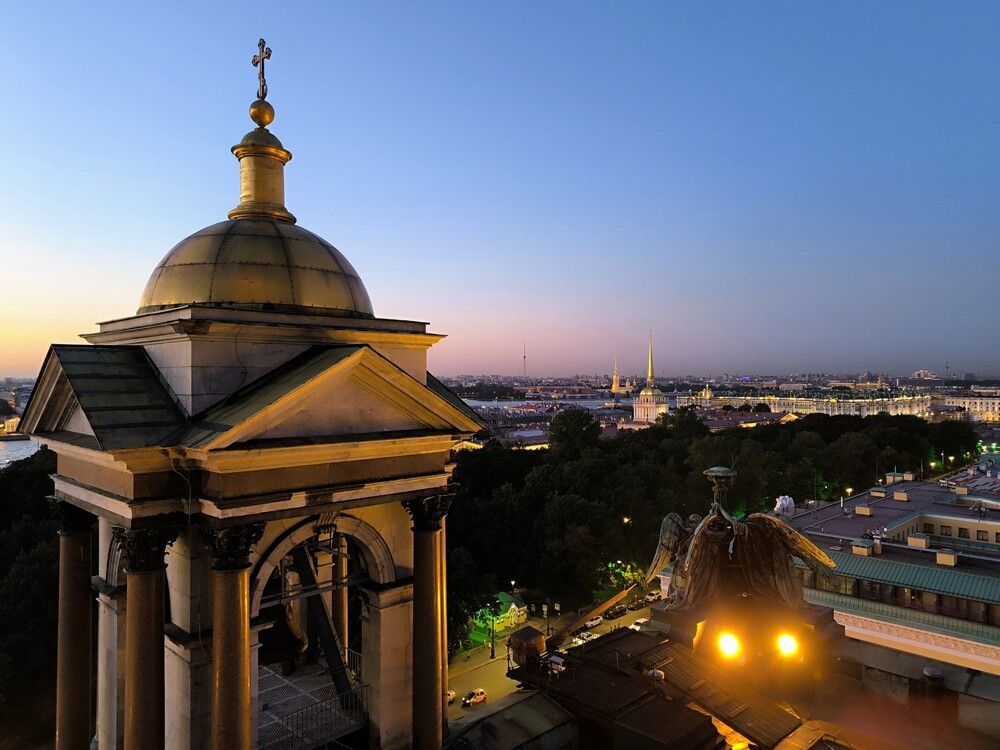 Колоннада Исаакиевского собора в Санкт-Петербурге