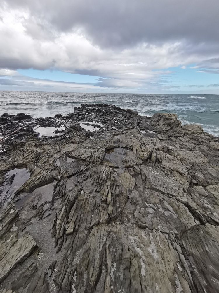 Черные скалы