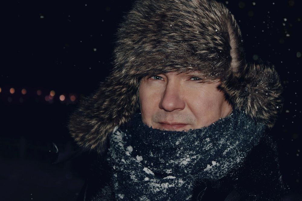 Мужчина в теплой шапке