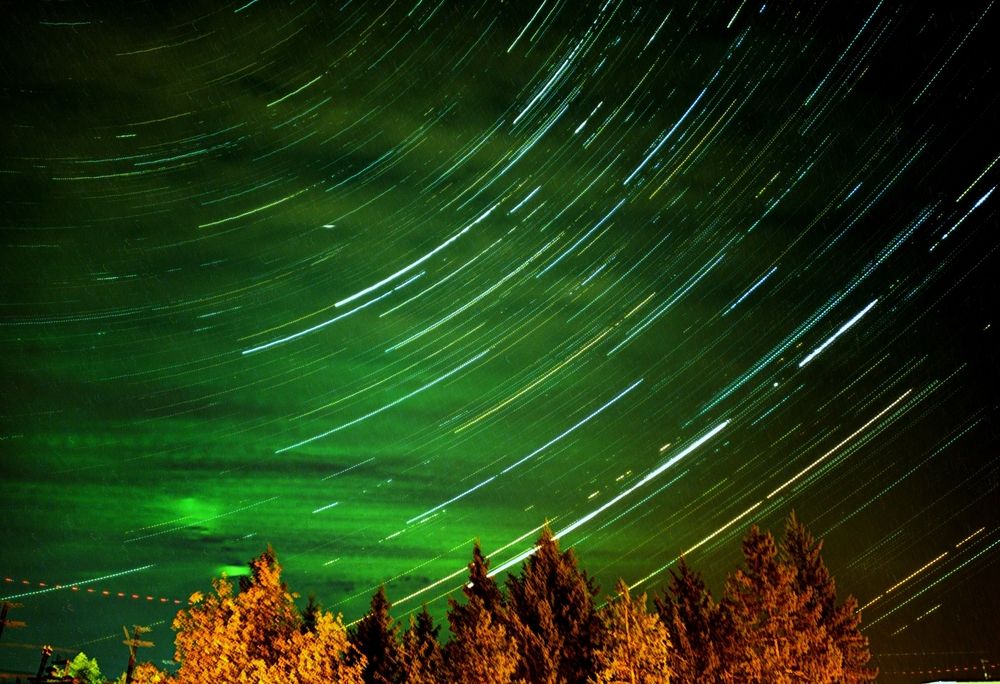 Треки и северное сияние.