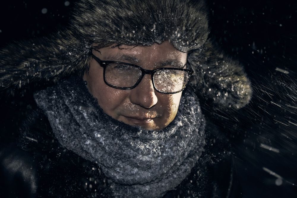 Мужчина в свете фар. Метель.