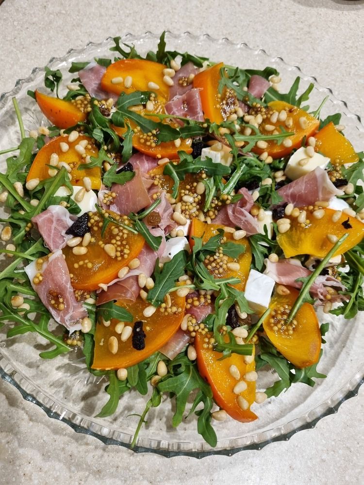 Салат с хурмой