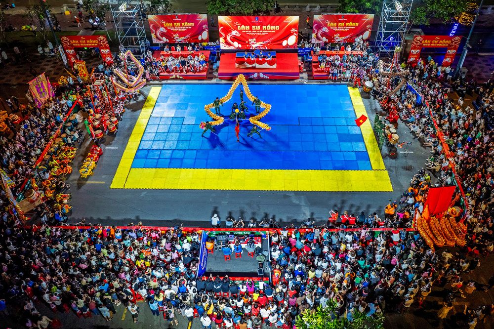 In early spring, the Lion and Dragon Award Ceremony opened