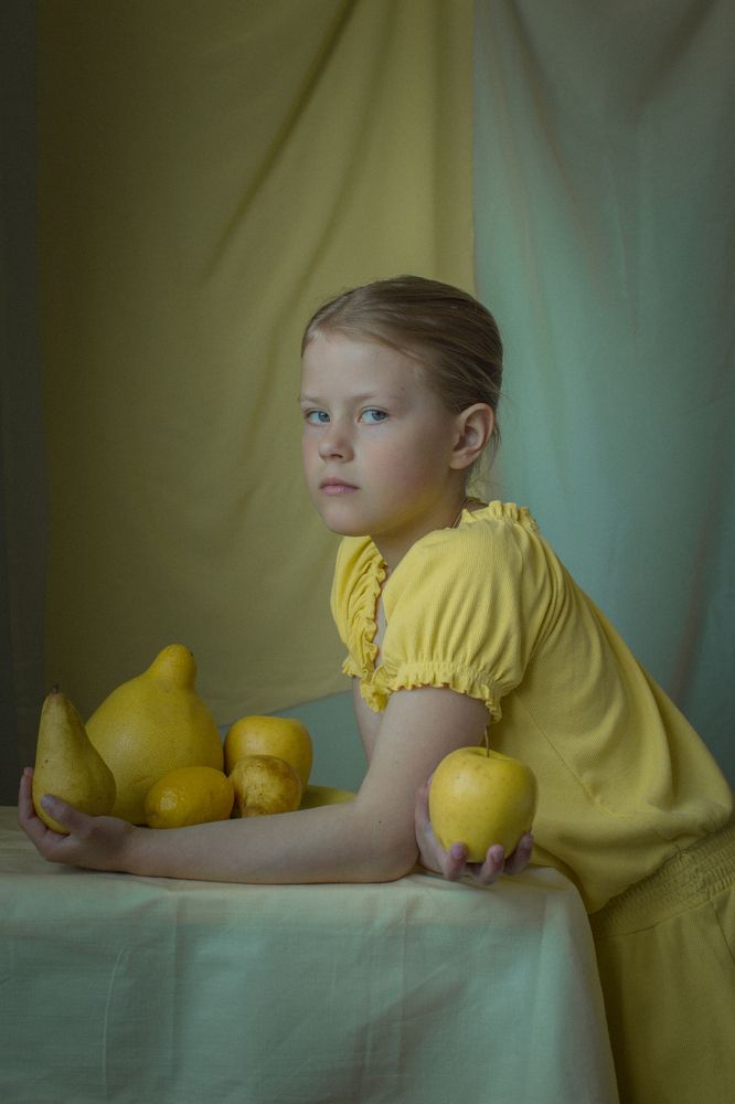 Девочка с фруктами