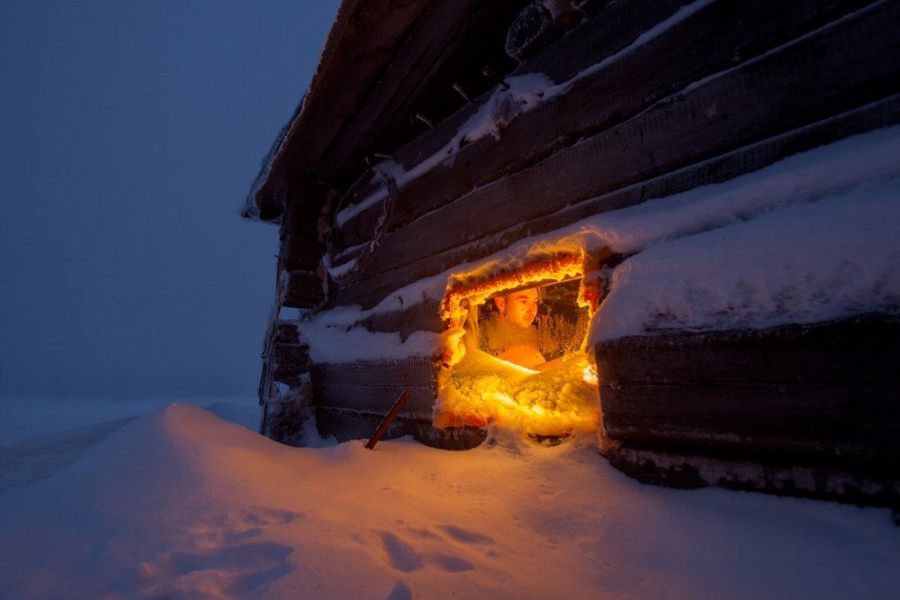 Вечер в мансийской избушке. Северный Урал.