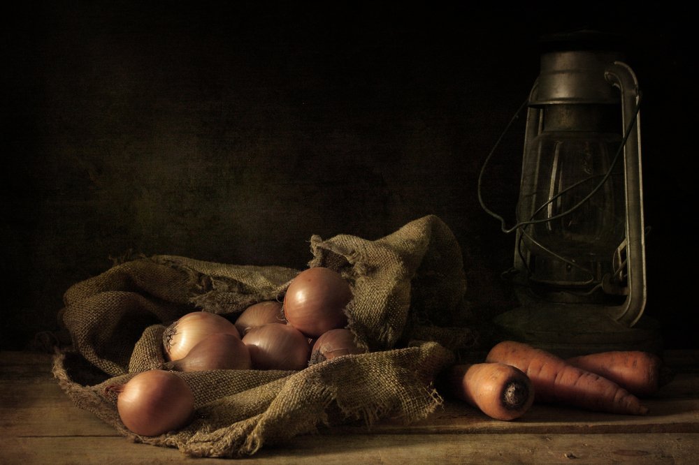 Натюрморт с лампой и овощами