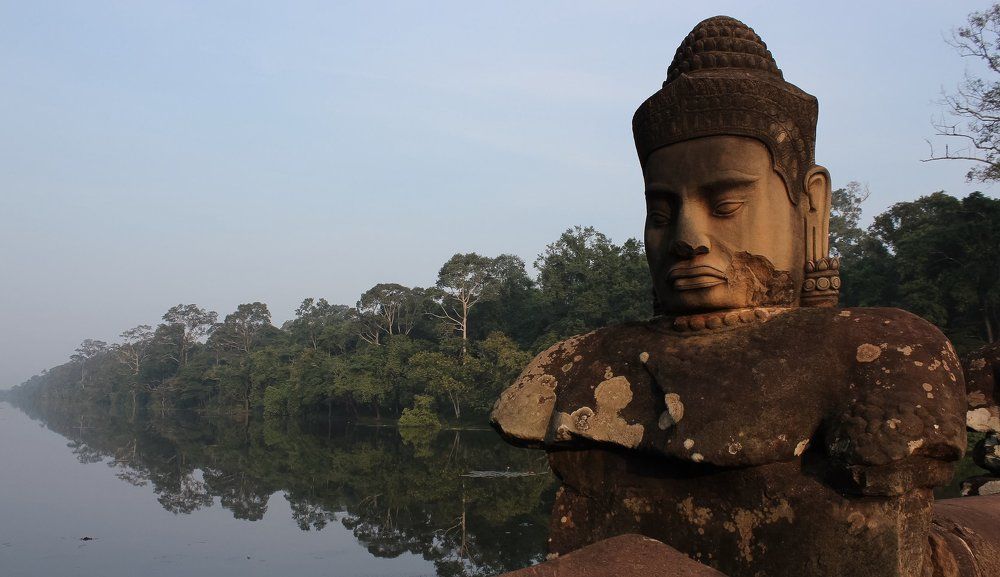 Статуя Бога.