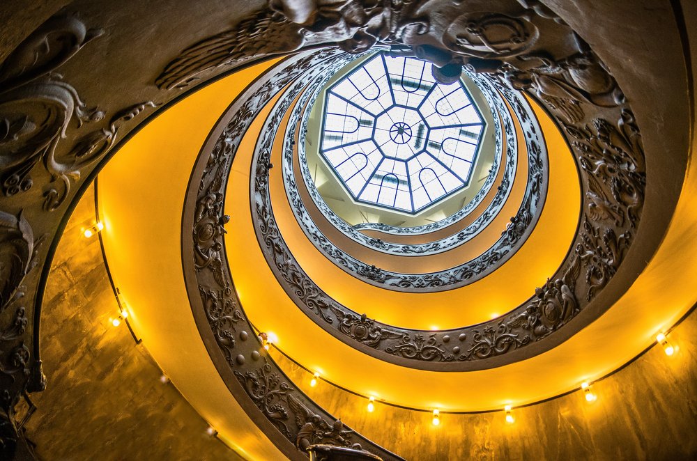 Лестница Момо в Музее Ватикана. Вид снизу. Из серии