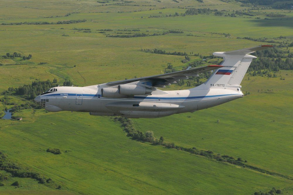 самолет в небе